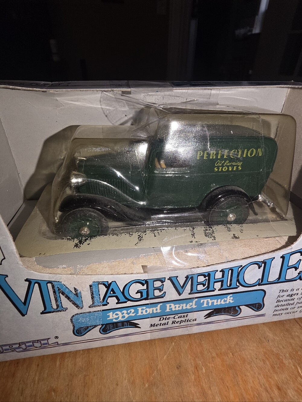 Ertl Vintage Vehicles 1932 Ford Panel Truck Die Cast 1:43